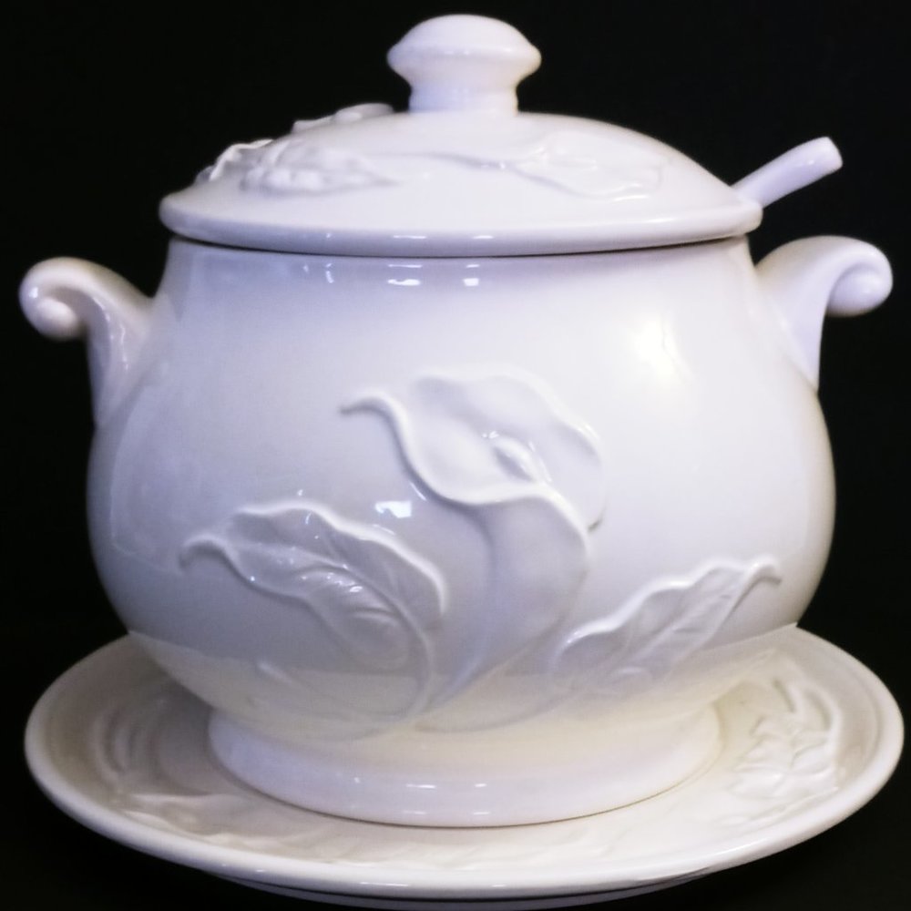 Vintage HiMark Calla Lily 3 Quart Soup Tureen.